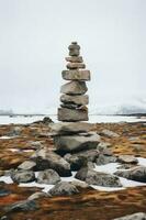 uma minimalista inukshuk fez do empilhado pedras apontando a caminho através a alaskan tundra. ai generativo foto