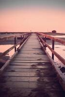 a pequeno de madeira ponte sobre a de praia dentro uma pôr do sol, dentro a estilo do em camadas imagens com sutil ironia. ai generativo foto