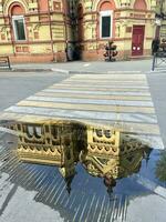 18 do Julho 2022 - irkutsk, Rússia. cidade Palácio do crianças e juventude criatividade refletido dentro a poça. foto