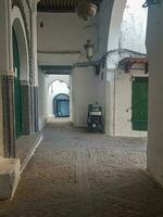explorar a antigo ruas do a medina dentro tetouan foto