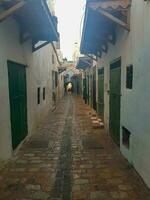 rua dentro medina entre verde de madeira portas foto