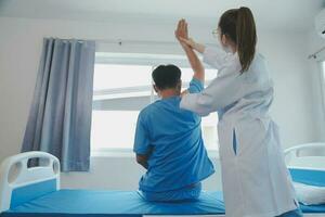 paciente fazendo alguns especial exercícios debaixo supervisão dentro uma quarto foto