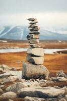 uma minimalista inukshuk fez do empilhado pedras apontando a caminho através a alaskan tundra. ai generativo foto