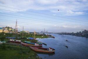 aéreo Visão do a rio e industrial área com azul céu dentro narayanganj-bangladesh foto