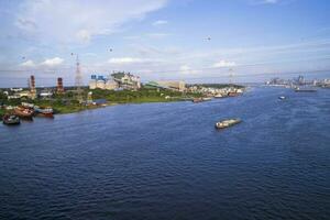 aéreo Visão do a rio e industrial área com azul céu dentro narayanganj-bangladesh foto