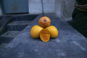 maduro amarelo manga fruta em uma Preto fundo. tropical fruta. foto