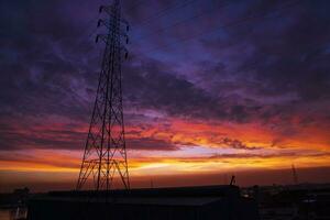 Alto Voltagem poder linha torre com lindo céu às pôr do sol, estoque foto