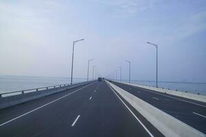 Padma ponte rodovia asfalto com azul céu fundo. perspectiva Visão foto