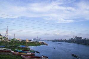 aéreo Visão do a rio e industrial área com azul céu dentro narayanganj-bangladesh foto