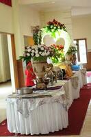 flor decoração às a Casamento em a jantar mesa foto