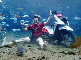 klaten, umbul ponggok, Indonésia, Julho 22, 2022, uma homem levando uma foto debaixo Claro água