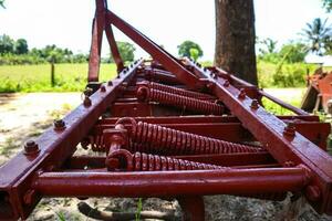 fechar acima do velho oxidado agrícola colheitadeira foto