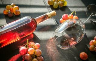 copo de vinho rosé foto