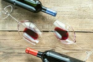óculos com vermelho vinho foto