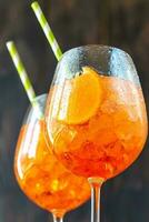 copos de coquetel aperol spritz foto