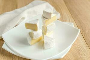 fatias do queijo Camembert em a prato foto