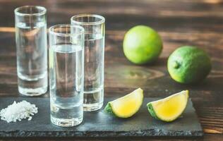 copos de tequila com rodelas de limão foto