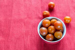 tigela de tomate cereja fresco foto