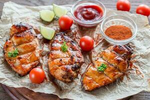 peitos de frango grelhados em molho de manga quente foto