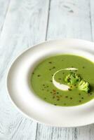 porção de sopa de brócolis foto
