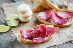 ciabatta sanduíches com fuet e mini queijo foto