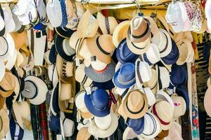 chapéus para venda suspensão em uma parede foto