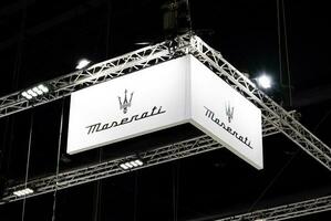 nonthaburi Tailândia 6 dezembro 2022 suspensão branco Painel publicitário com logotipo maserati foto