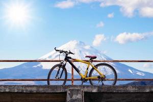 bela mountain bike na ponte de concreto foto