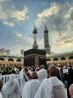 meca, saudita Arábia, Junho 2023 - peregrinos a partir de diferente países por aí a mundo executar tawaf dentro a pátio do masjid al Haram, meca dentro a tarde. foto