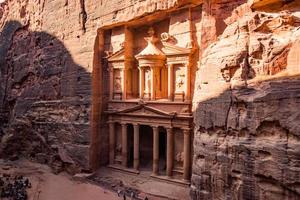 petra, jordão 2019 - o templo do tesouro em petra foto