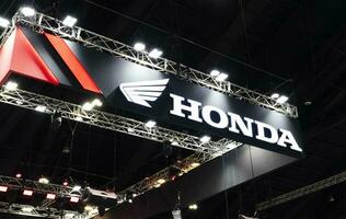 nonthaburi Tailândia 6 dezembro 2022 suspensão Painel publicitário com logotipo honda motocicleta às Tailândia internacional motor expo foto