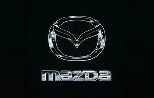 nonthaburi Tailândia 6 dezembro 2022 Painel publicitário parede com logotipo Mazda foto