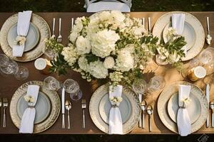 feriado paisagem de mesa, dourado formal jantar mesa contexto, mesa escapar com ouro decoração para Casamento festa e evento celebração, generativo ai foto