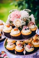 bolos de copo, bolos, scones e bolos e feriado decoração ao ar livre às a Inglês país estilo jardim, doce sobremesas para casamento, aniversário ou festa celebração, generativo ai foto