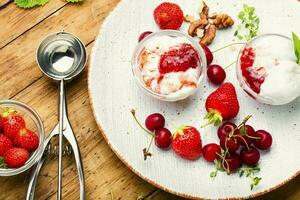 gelo creme com bagas e geléia foto