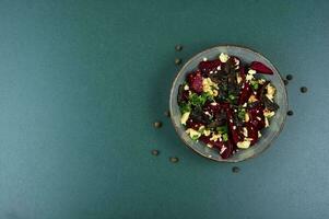beterraba salada com nozes e queijo, espaço para texto. foto