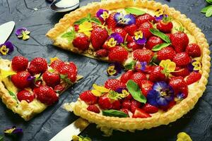 torta de verão aberta ou bolo com frutas foto