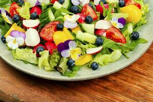 saboroso verão salada com comestível flores foto