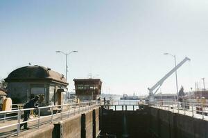 Seattle, Ballard, EUA. marcha 2022. Visão do a hiram chittenden fechaduras, ou Ballard falta, uma complexo do parece às a oeste fim do salmão baía. de Washington lago Washington navio canal foto