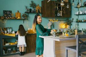 festivo preparação para mãe e da filha Natal jantar dentro a cozinha foto