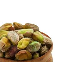 pistache nozes. muitos pistachios isolado em branco. foto