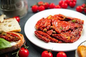 tomate antipasti Sol seco Comida vegetal refeição lanche em a mesa cópia de espaço Comida fundo rústico topo Visão foto