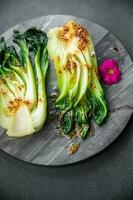 bok choy ou pak choy prato , chinês repolho vegetal saudável refeição Comida lanche em a mesa cópia de espaço Comida fundo rústico topo Visão foto