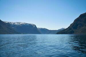 fiorde com Visão do montanhas e fiorde panorama dentro Noruega. panorama com azul céu foto
