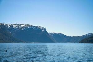 fiorde com Visão do montanhas e fiorde panorama dentro Noruega. panorama com azul céu foto