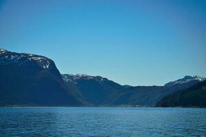 fiorde com Visão do montanhas e fiorde panorama dentro Noruega. panorama com azul céu foto