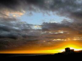 pôr do sol sobre o oceano foto