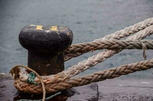 metal para amarração de barcos foto