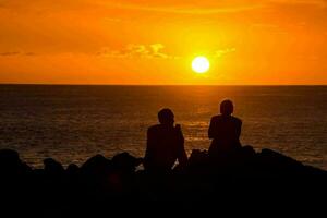 pôr do sol sobre o oceano foto