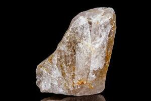 macro mineral pedra rutilo dentro quartzo em Preto fundo foto